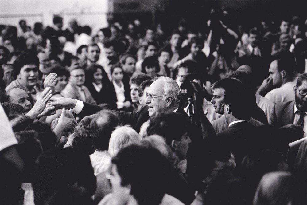 Drei Jahre nach dem Eierwurf: Bei einem Wahlkampfauftritt 1994 wird Helmut Kohl auf dem Markt von einer Menschenmenge gefeiert.