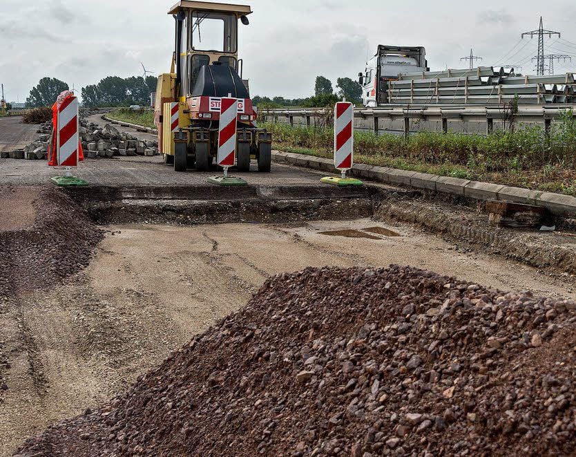 Hier war nichts mehr zu gebrauchen. Selbst die untere Schotterschicht musste in diesem Abschnitt herausgeholt werden. Der neue Schotter liegt schon da.