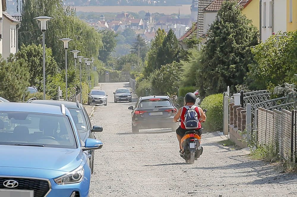 Die Neue Straße ist Umleitungsstrecke geworden, obwohl sie nur für Anlieger frei ist. Staub, Lärm und Gefahr für Anwohner sind die Folgen.
