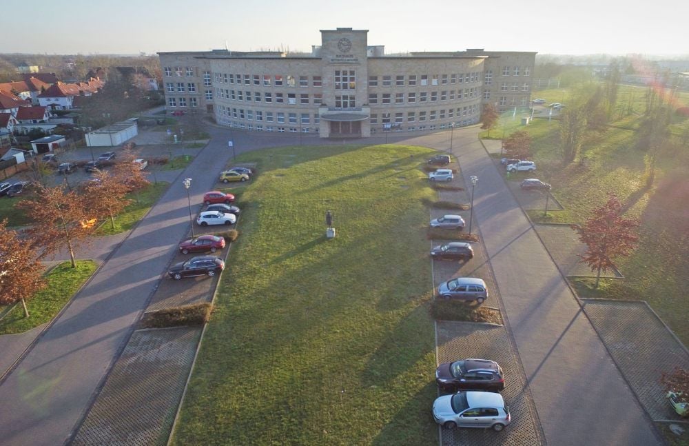 Die Bunkeranlage liegt unter einem Teil des Rathausparkplatzes.