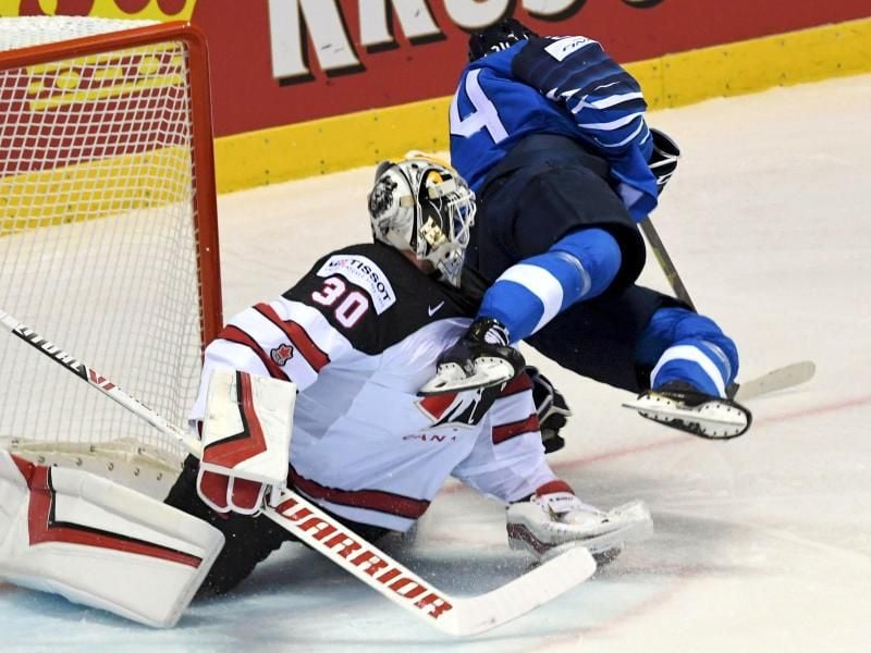 Kanada-Goalie Matt Murray kann Kaapo Kakko nur unsanft bremsen. Foto: Jussi Nukari/Lehtikuva