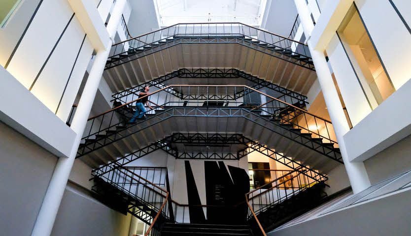 Bei dieser Innenarchitektur mit Treppen im Raum dürfte klar sein, dass an diesem Ort schon häufig Kunst und Künstler zu erleben waren.