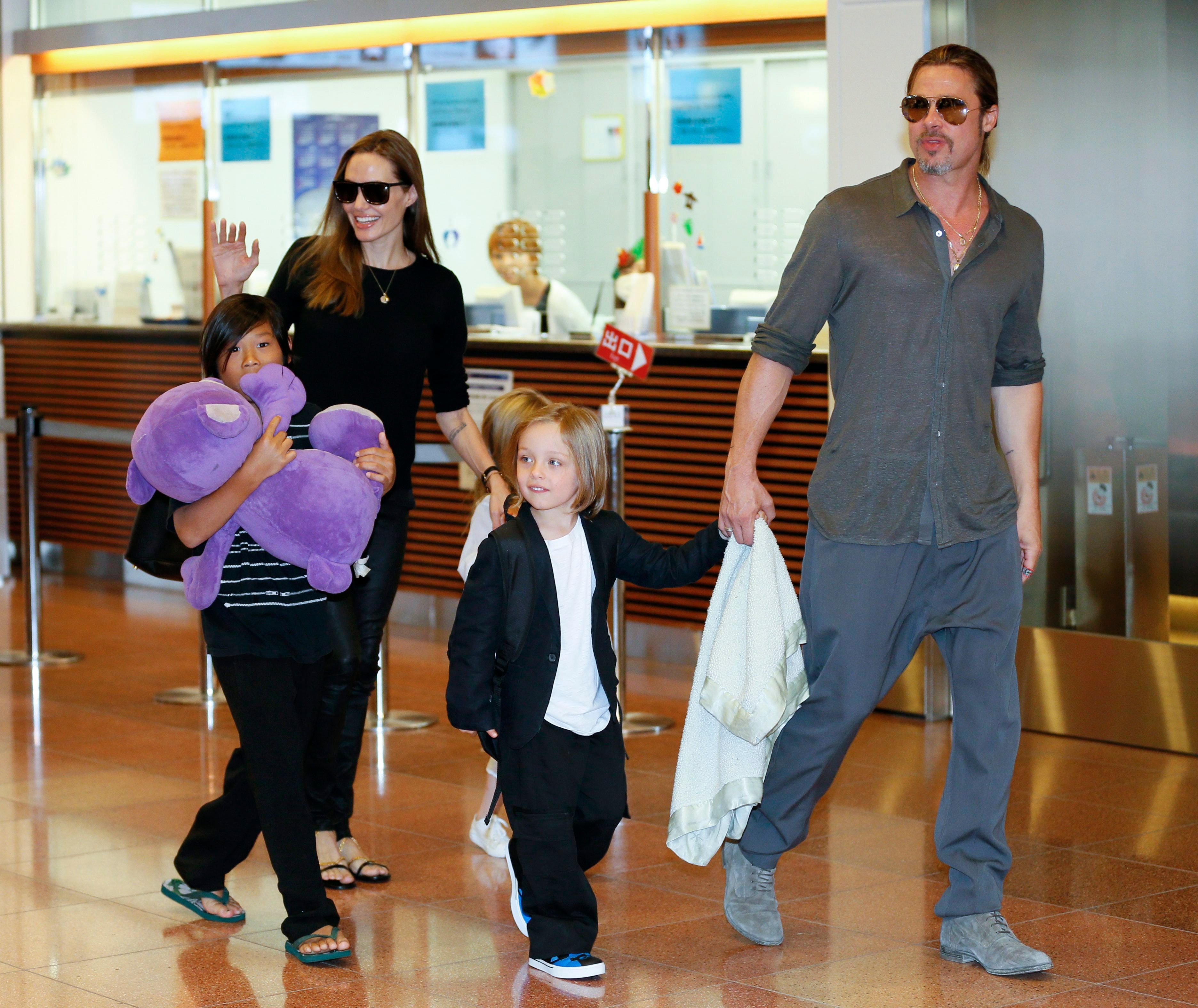 Angelina Jolie und Brad Pitt mit den Kindern Pax (li), Knox Jolie-Pitt (vorne).