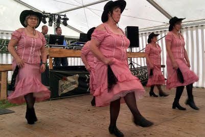 Zum Dorffest in Klossa wurde das Programm selbst kreiert: Die Sportfrauen zeigten ihr Können.