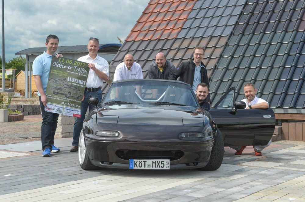 Zwar ist dieser Mazda nicht wirklich ein Oldtimer, zumindest nicht nach herkömmlicher Meinung, aber für das Oldtimertreffen werben kann er schon - nicht zuletzt deshalb, weil das Treffen ja auch Youngtimern und Cabrios offensteht.