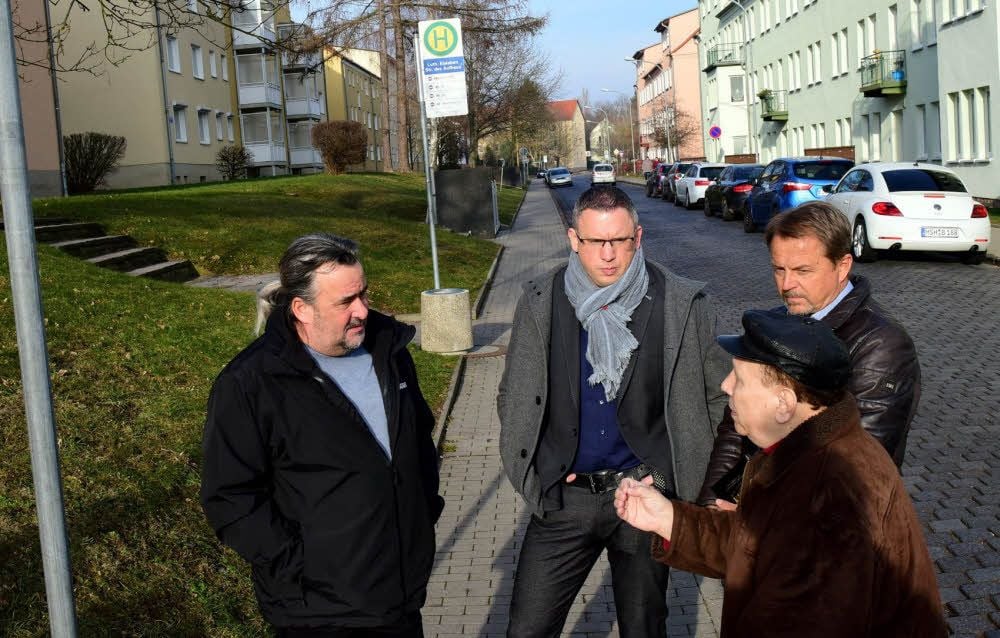 Horst Tetzel (vorn) diskutiert mit (von links) Norman Jung, Marc Reichardt von der Wohnungsbaugesellschaft und Carsten Dölle von der Wohnungsbaugenossenschaft) über die Bushaltestelle in der Straße des Aufbaus.