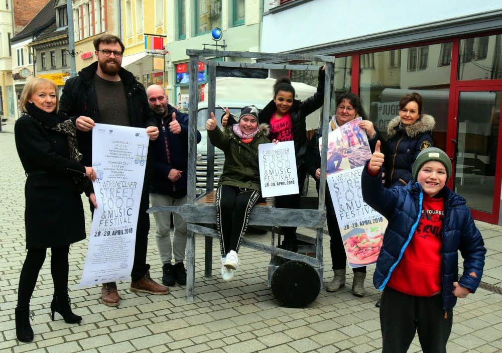 Martin Papke, Elke Peschke und Maik Stoye (von links) haben das Street Food Festival mitorganisiert. Kinder der 5c der Neustadtschule haben Wagen für das Fest mit aufgebaut.