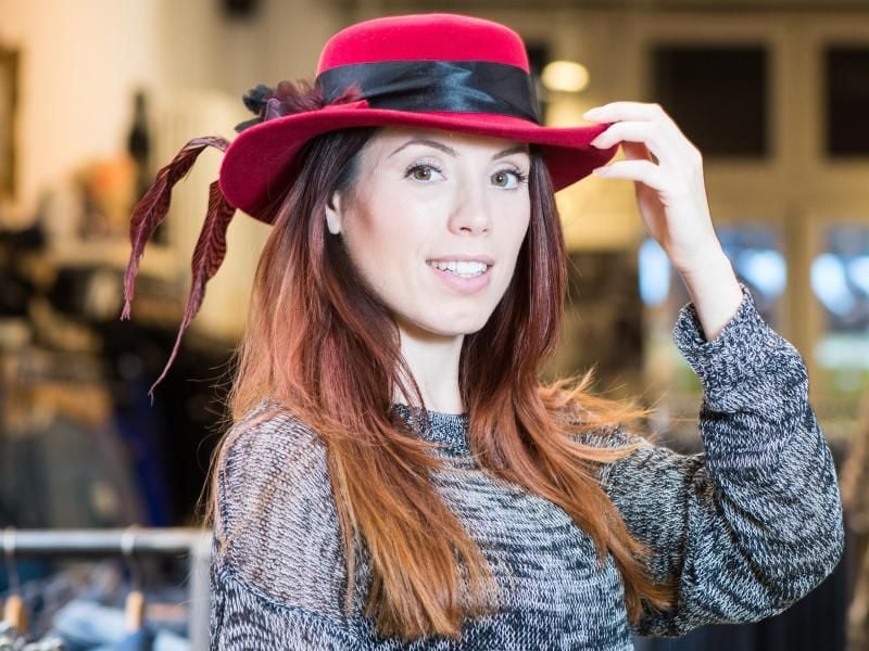 Hüte sind wieder modern und vervollständigen oft genug ein Outfit. Foto: Franziska Gabbert