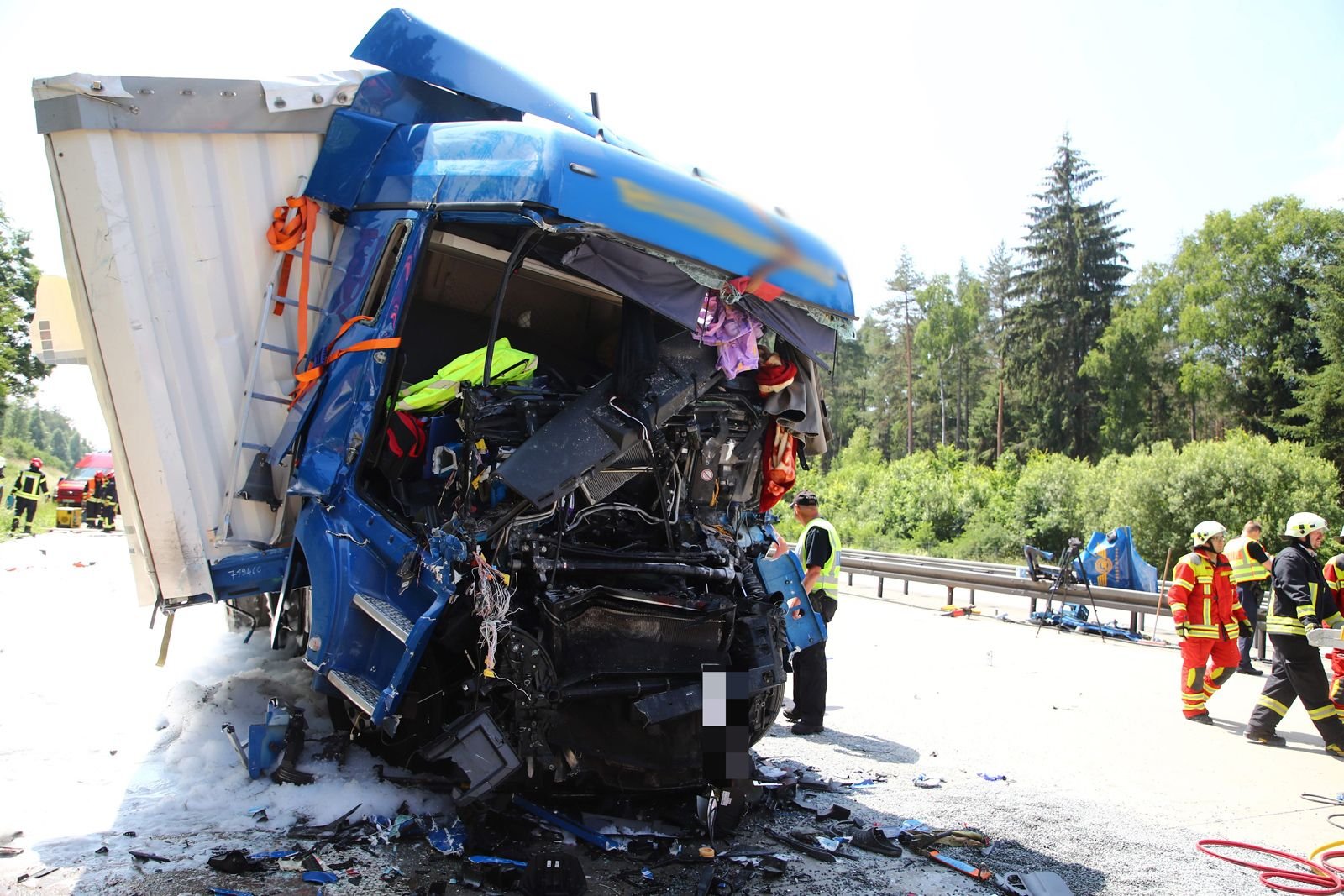 Ein zerstörter Lkw steht auf der Autobahn A9