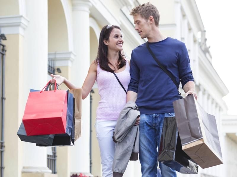 Viele Urlauber nutzen eine Auslandsreise zum Shopping - außerhalb der EU können sie sich häufig die Mehrwertsteuer erstatten lassen. Foto: Milton Brown/Westend61