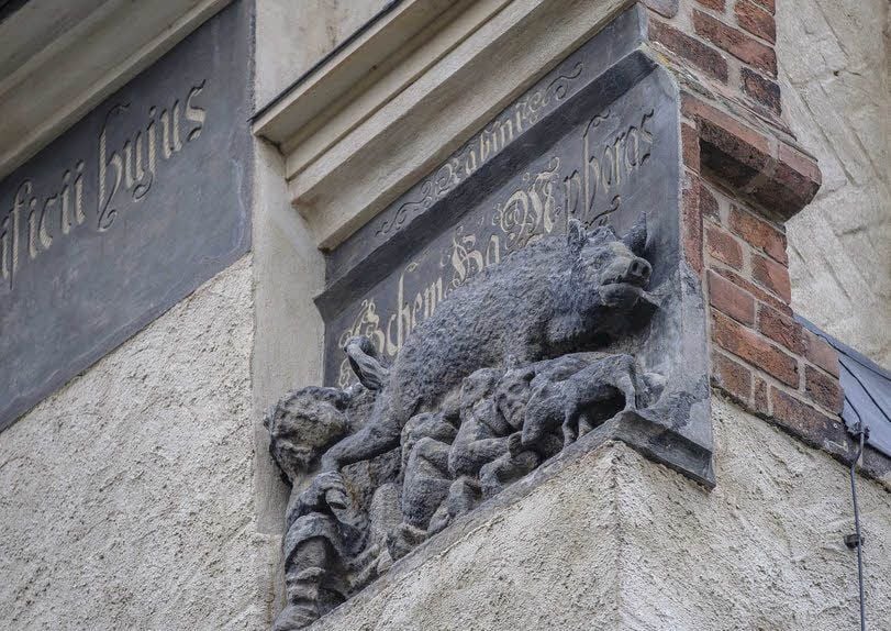 Am damals noch katholischen Gotteshaus, Wittenbergs Stadtkirche, wurde 1305 das antijüdische Schmährelief angebracht.