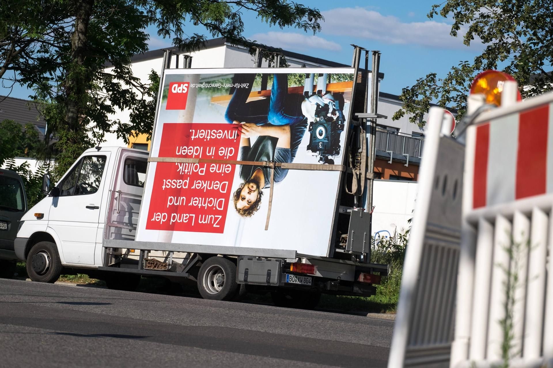 Mehrere große Werbetafeln haben in Jena einen Mann unter sich begraben.
