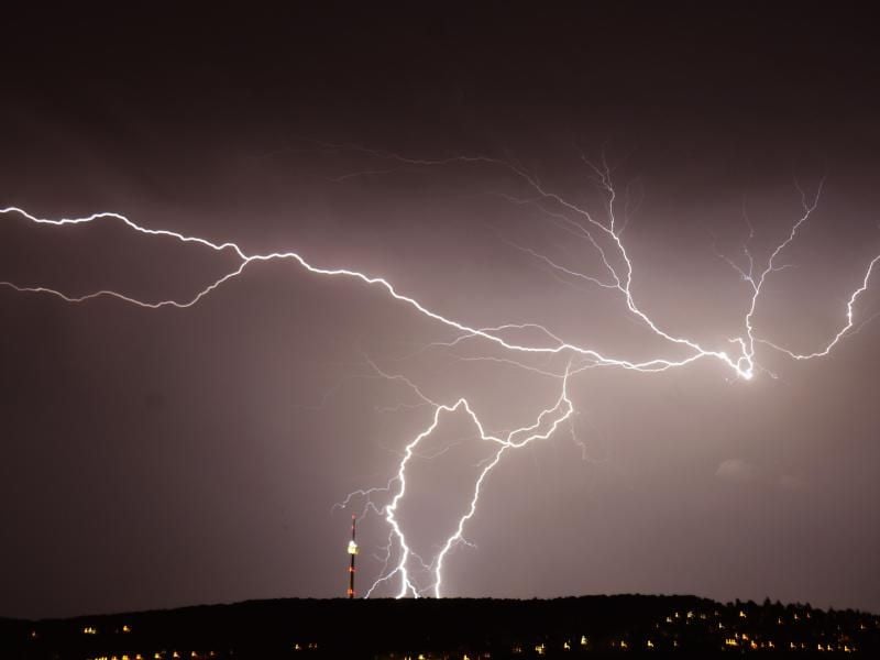 Wer von einem Gewitter überrascht wird, sollte Schutz in einem Gebäude suchen. Foto: Andreas Rosar/dpa