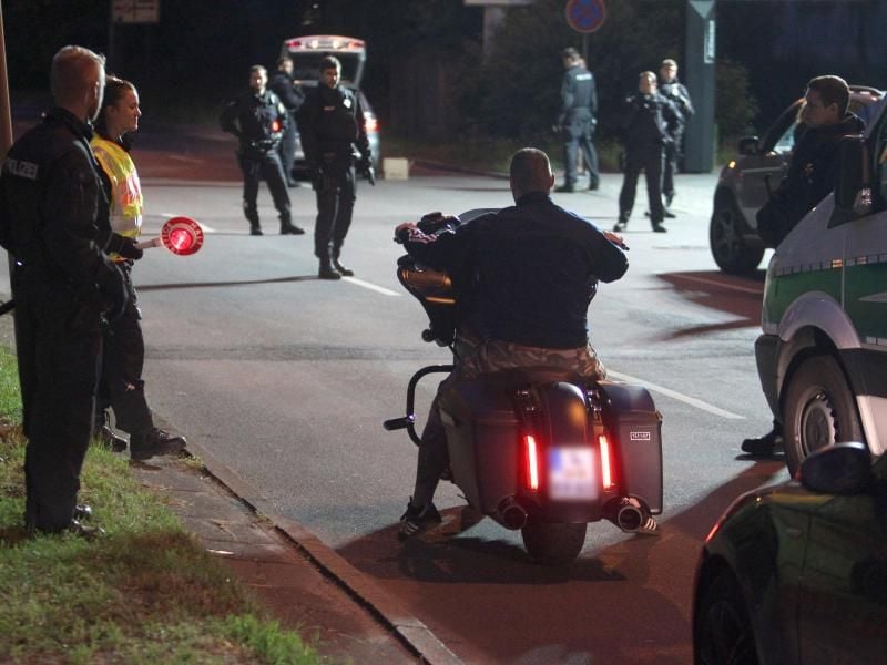Polizisten arbeiten an einer Kontrollstelle. Foto: Sebastian Willnow/Archiv