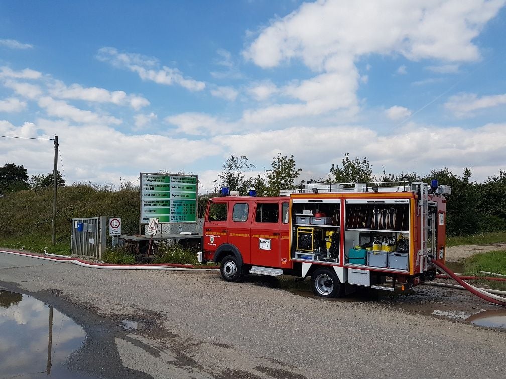 Feuerwehr an der Einfahrt zur Recycling-Firma bei Steigra