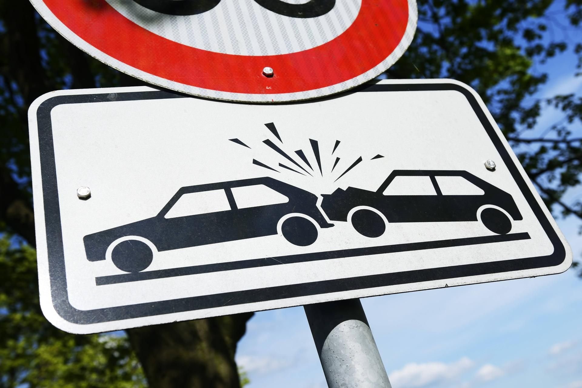 Ein Schild weist auf Unfallgefahr hin.