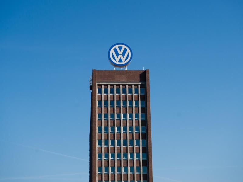 Das Volkswagen Logo prangt über dem Verwaltungshochhaus auf dem VW Werk in Wolfsburg. Foto/Julian Stratenschulte/Illustration Foto: Julian Stratenschulte