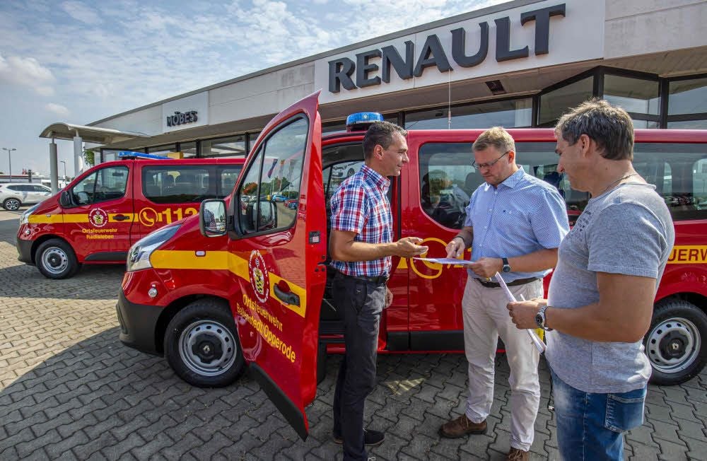 Thomas Franke vom Autohaus übergibt die Fahrzeugpapiere an Bürgermeister Michael Knoppik und Stadtwehrleiter Holger Kohl (v.l.).