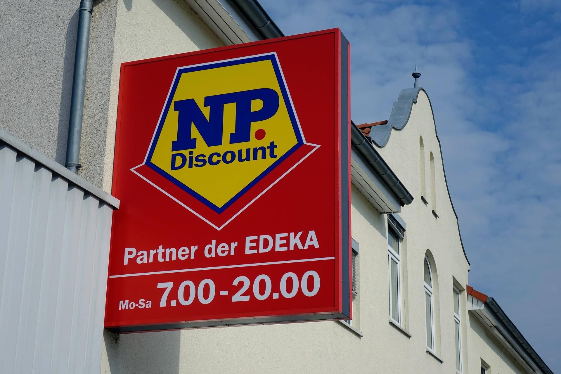 Schild über dem Eingang eines NP-Marktes (Symbolbild)