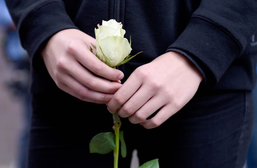 Eine weiße Rose für die Opfer des Terroranschlags in Nizza.