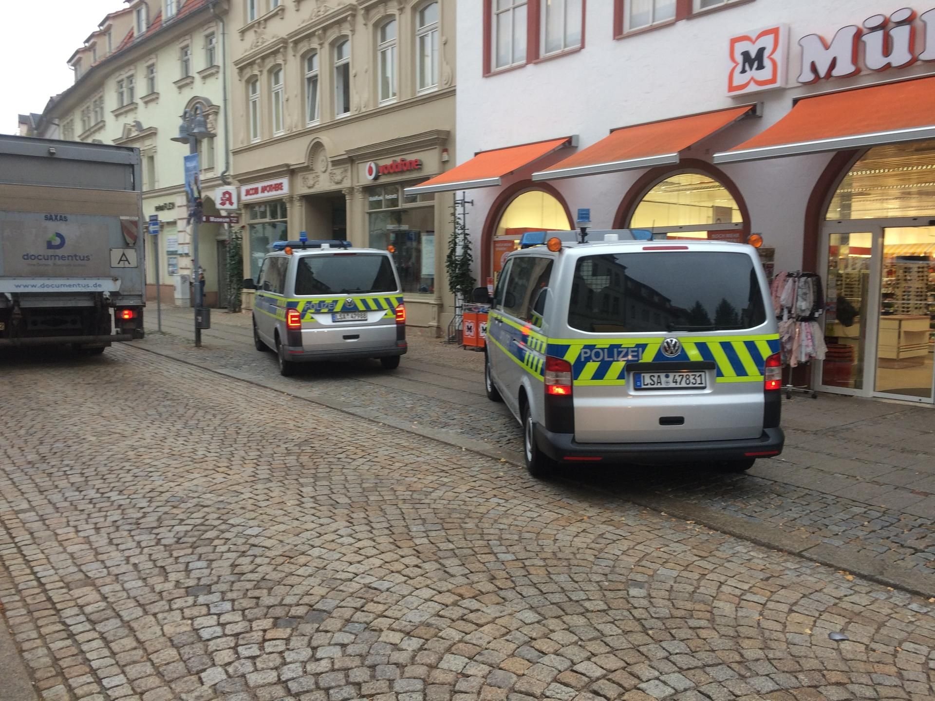 Polizeiautos vor dem Haus in der Kylischen Straße