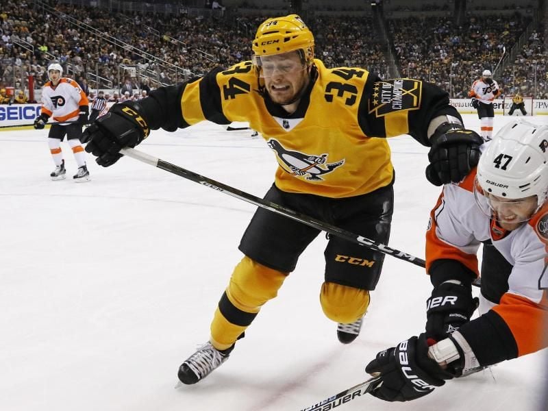 Tom Kühnhackl (l) feierte mit Pittsburgh einen Auswärtssieg in Washington. Foto: Gene J. Puskar