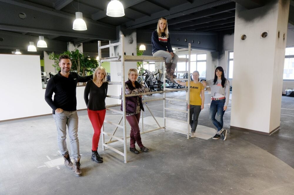 Inhaber Oliver Göttert (links), daneben Ehefrau Melanie, nutzt die coronabedingte Schließung des Jessener Fitness-Studio „Injoy“ für die Neugestaltung des Innenbereichs. Mit der geplanten Wiedereröffnung Mitte Januar ändern sich auch die Öffnungszeiten.