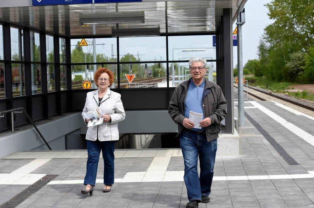 Klaus Friedrich hat bei der Bahn in Profen gearbeitet und lässt es sich nicht nehmen, mit seiner Frau zur Eröffnung des Bahnhofes zu kommen.