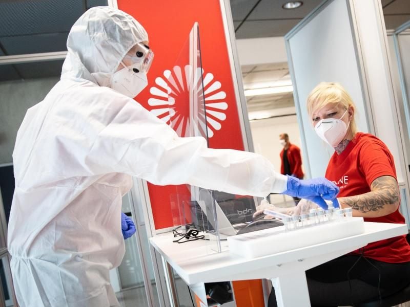 Auch am Flughafen in Hamburg ist ein Covid-19-Testzentrum entstanden. Foto: Christian Charisius/dpa