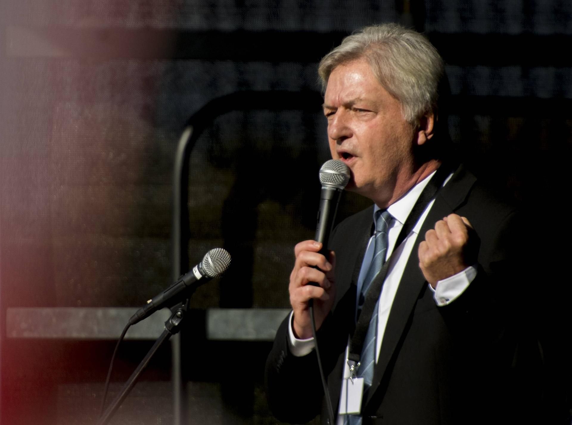 Jürgen Elsässer spricht im Oktober 2016 auf einer Kundgebung von Pediga auf dem Theaterplatz in Dresden.
