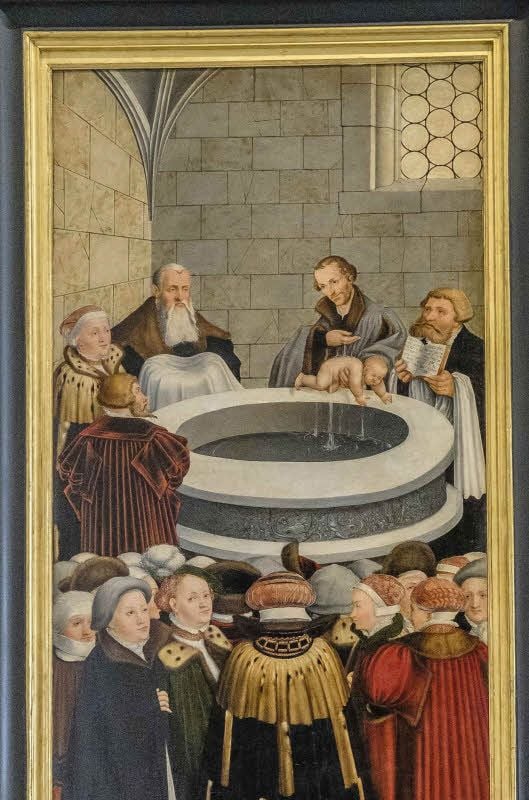In der Wittenberger Stadtkirche ist Philipp Melanchthon auf dem berühmten Reformationsaltar der Cranachs bei der Taufe eines Kindes zu sehen. Neben dem Gelehrten stehen Martin Luther und Johannes Bugenhagen.
