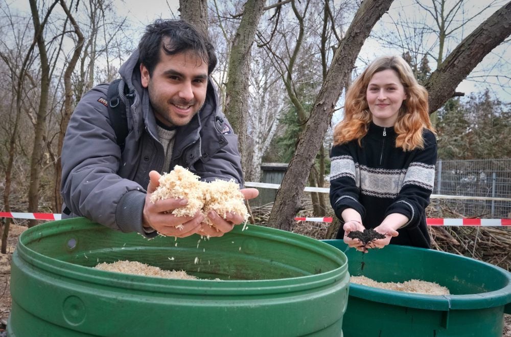 Stefano Massa (l.) und Annabel Neu engagieren sich für ein ökologisches Halle. Im Tierschutzverein haben sie Wurm-Tonnen aufgebaut.