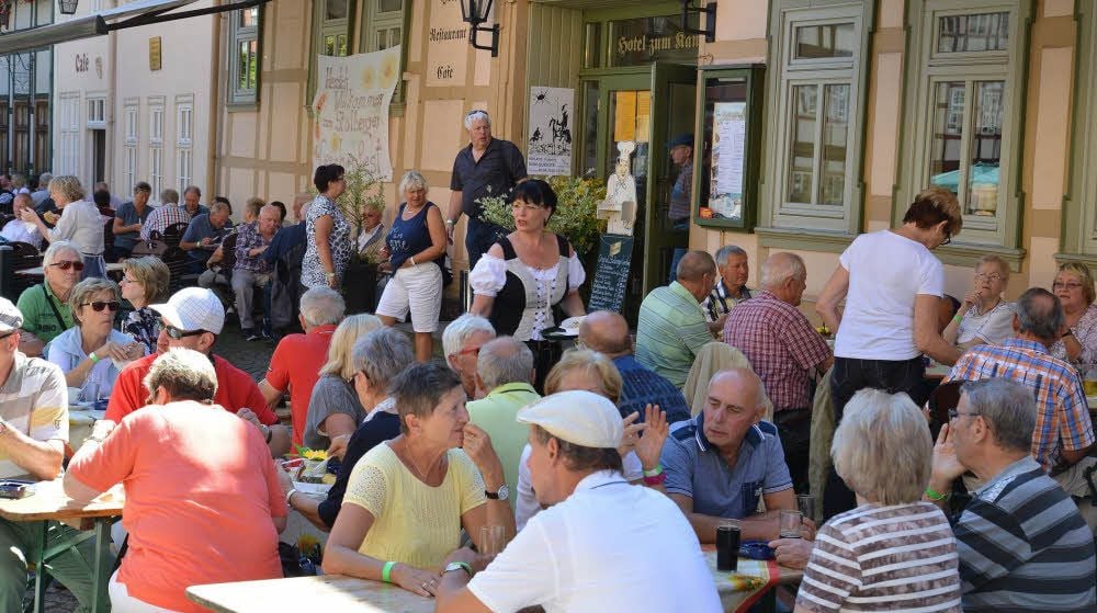 Zahlreiche Besucher genießen nicht nur die Stolberger Wurst, sondern auch die Atmosphäre in dem Ort.
