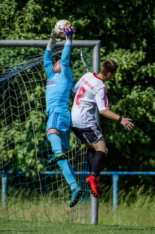 RSK-Keeper Till Klippel hat die Kugel vor dem Lauchaer Lucas Sielaff sicher. Der Gastgeber siegt mit 1:0.