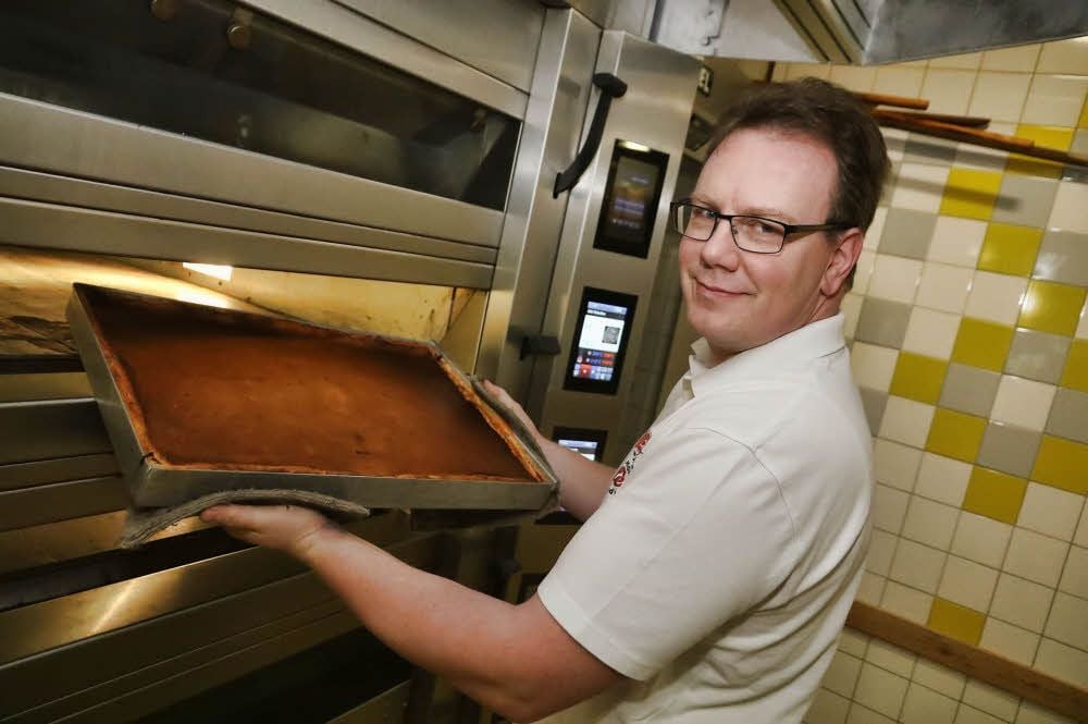 Bäckermeister Stev Richter an dem neuen, energiesparenden Ofen in seiner Backstube.