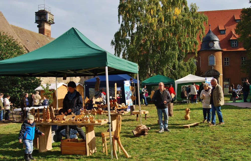 Bei schönem herbstlichen Wetter findet das Kloster- und Naturparkfest in Memleben viel Zuspruch.