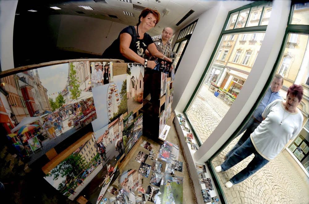 Fotos der Festwoche 1050 Jahre Zeitz von Michael Illg sind in der Stadtgalerie zu sehen. Kerstin Müller half beim Aufbau.