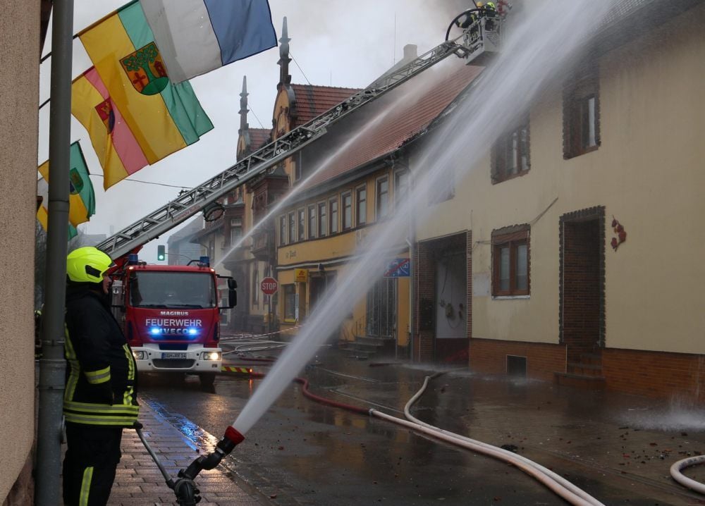 Brand in Kelbra: Mit Unmengen Wasser musste gelöscht werden.
