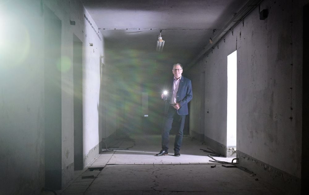 WBG-Chef Jürgen Voigt in den Schutzräumen des Rathauses: Ohne Taschenlampe fällt hier die Orientierung schwer.