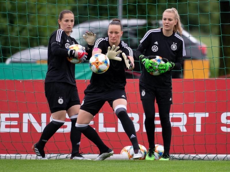 Konnte wieder das Torwart-Training aufnehmen: DFB-Stammkeeperin Almuth Schult (M). Foto: Sven Hoppe