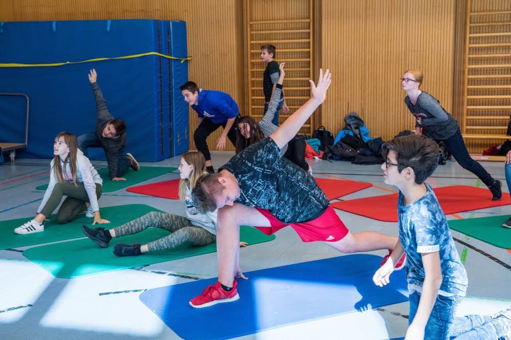 In der Turnhalle hat so mancher Schüler Probleme mit den geforderten Gymnastikübungen.