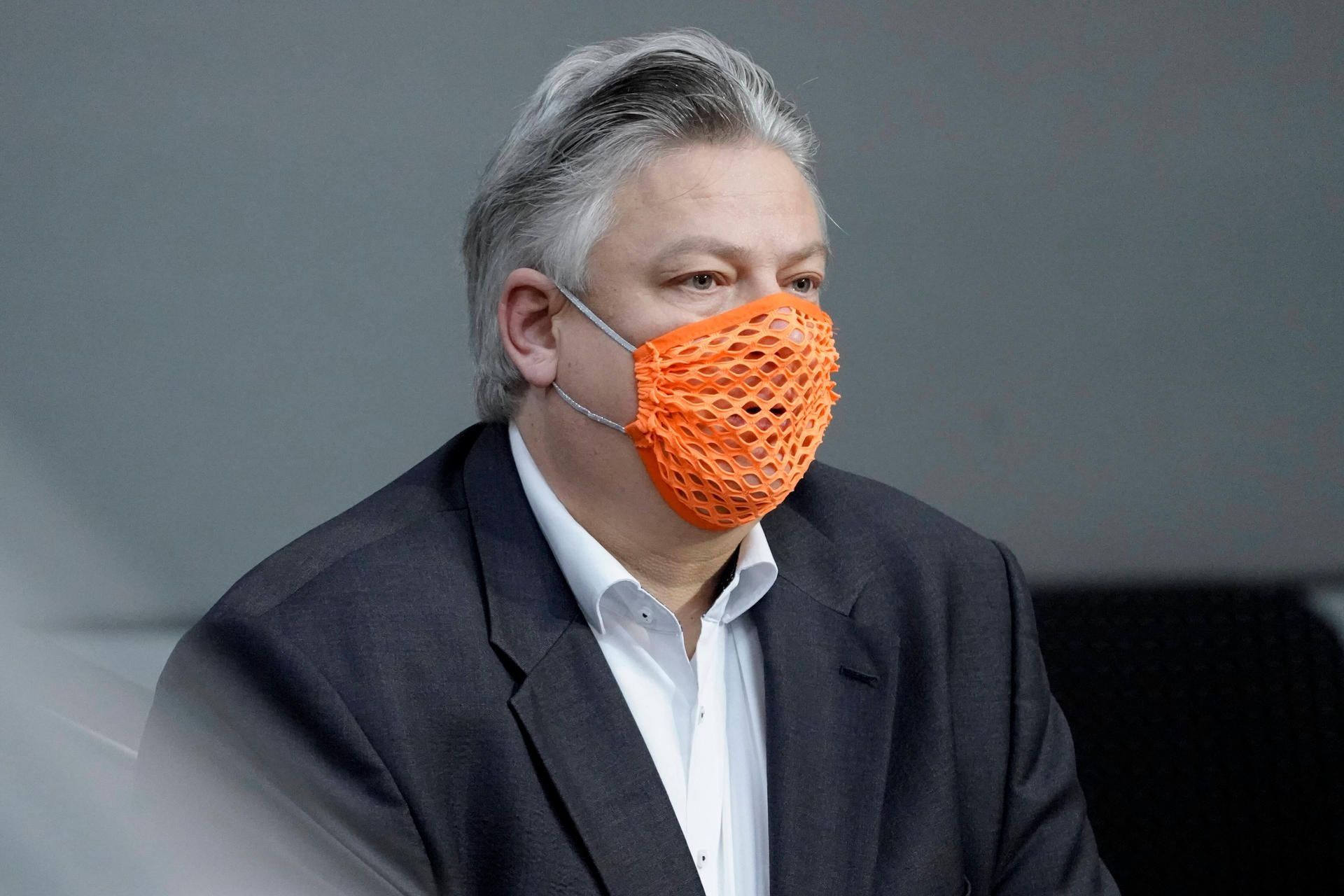 Der AfD-Bundestagsabgeordnete Thomas Seitz mit einer Loch-Maske im Bundestag. Wenig später erkrankte er selbst an Corona, Ärzte kämpften wochenlang um sein Leben.
