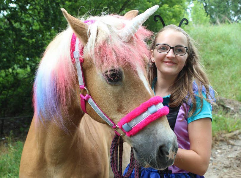Die Veranstalter scheuten keine Mühe und holten sogar das letzte hier lebende Einhorn Sabrina samt Fee Julia (14 Jahre) aus dem Wald.