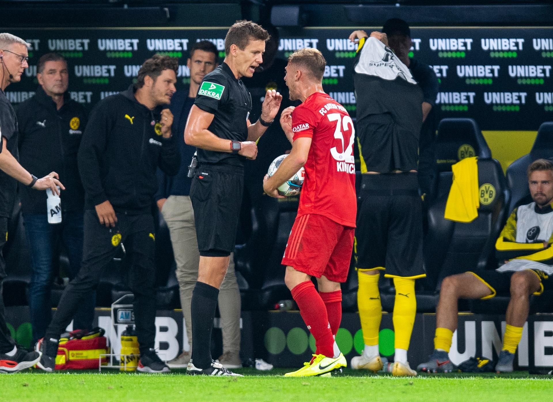 Bayerns Joshua Kimmich diskutiert mit Schiedsrichter Daniel Siebert