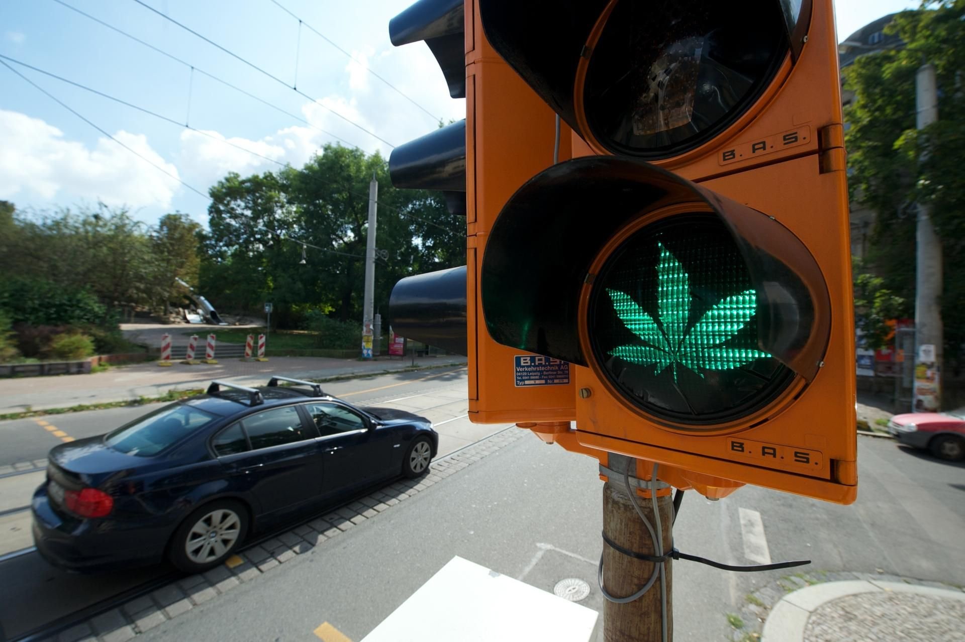 Während andere Cannabis-Konsumenten mit Fahrverbot und Führerscheinentzug rechnen müssen, dürfen Cannabis-Patienten nach derzeitiger Gesetzeslage Auto fahren.