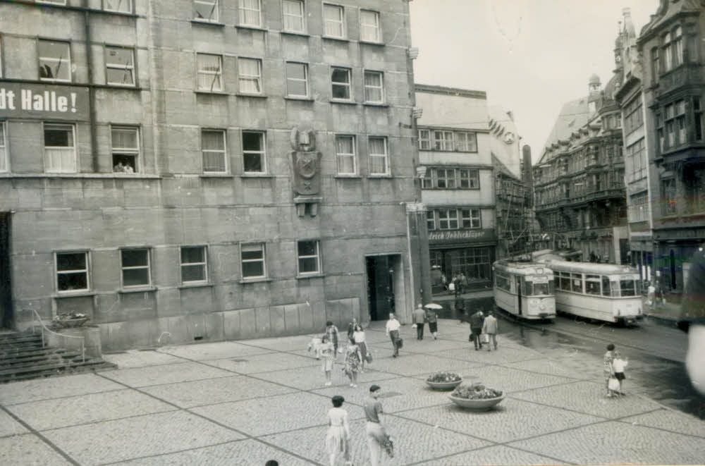 Bahn auf dem Boulevard: Bis 1967 war die Straßenbahn vom Markt in die untere Leipziger Straße gefahren. Mit dem Umbau des Riebeckplatzes war damit Schluss.