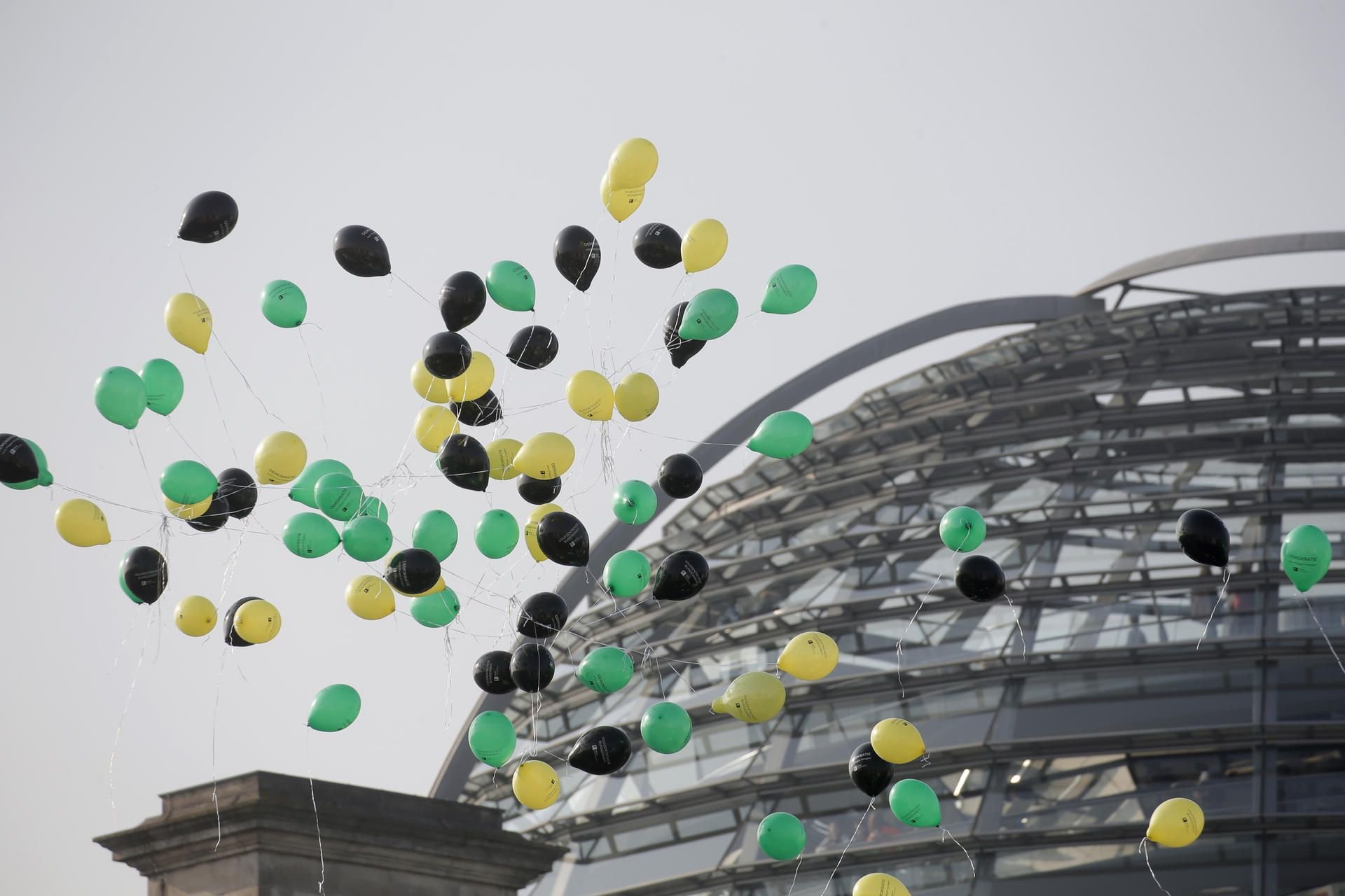 Luftballons in den Jamaika-Farben fliegen in Berlin neben dem Reichstag gegenüber der Parlamentarischen Gesellschaft.