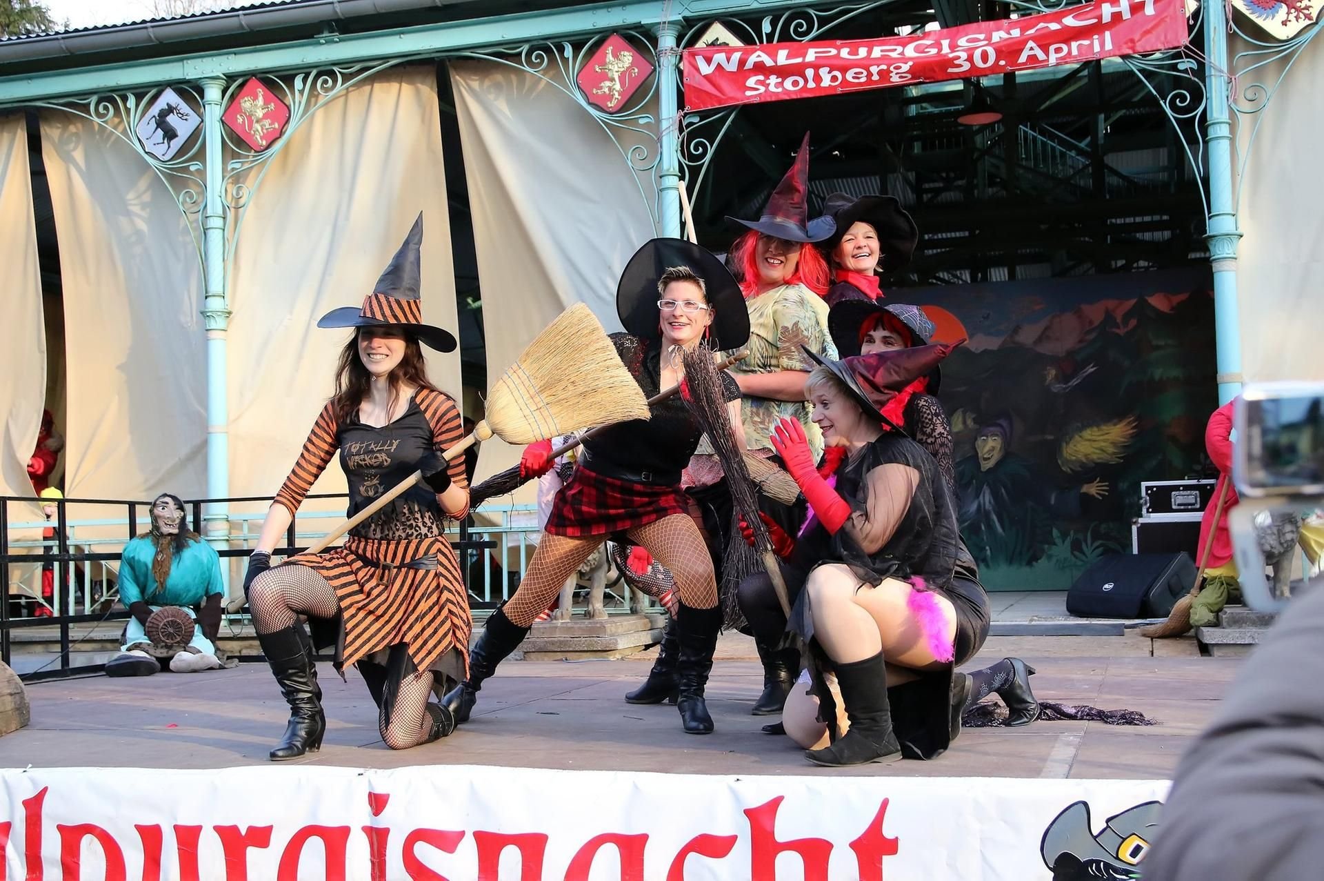 Walpurgisnacht auf dem Auerberg in Stolberg am Josephskreuz - auch in diesem Jahr tanzen die Hexen wieder