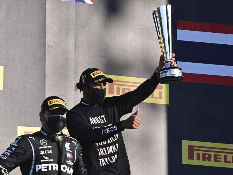 Sorgte in Mugello mit seinem T-Shirt für Gesprächsstoff: Sieger Lewis Hamilton (r). Foto: Miguel Medina/Pool AFP/AP/dpa