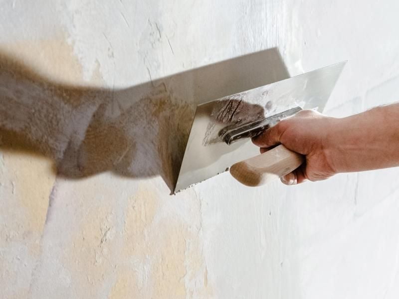 Nicht immer läuft beim Hausbau alles glatt. Bauherren müssen Mängel dann rügen. Foto: Markus Scholz/dpa-tmn